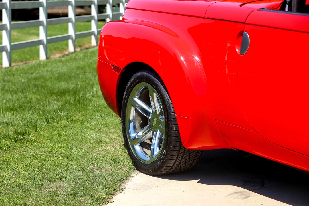 2005 Chevrolet SSR - Image 16 of 31