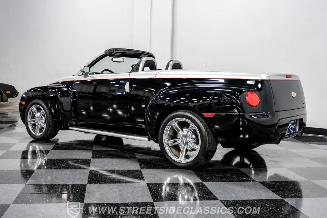 2005 Chevrolet SSR - Image 8 of 21