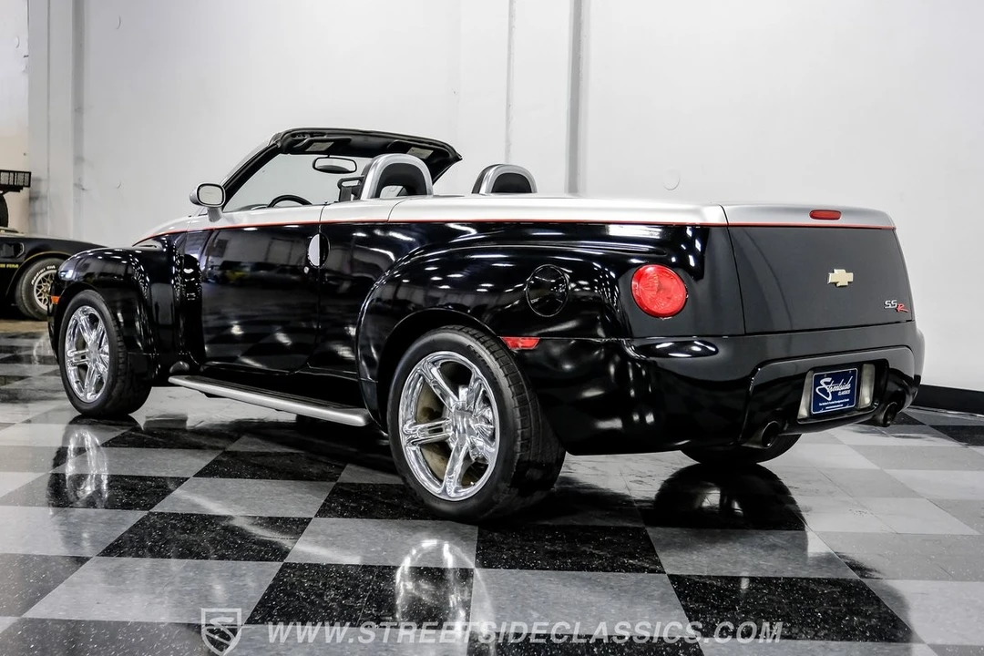 2005 Chevrolet SSR - Image 8 of 12