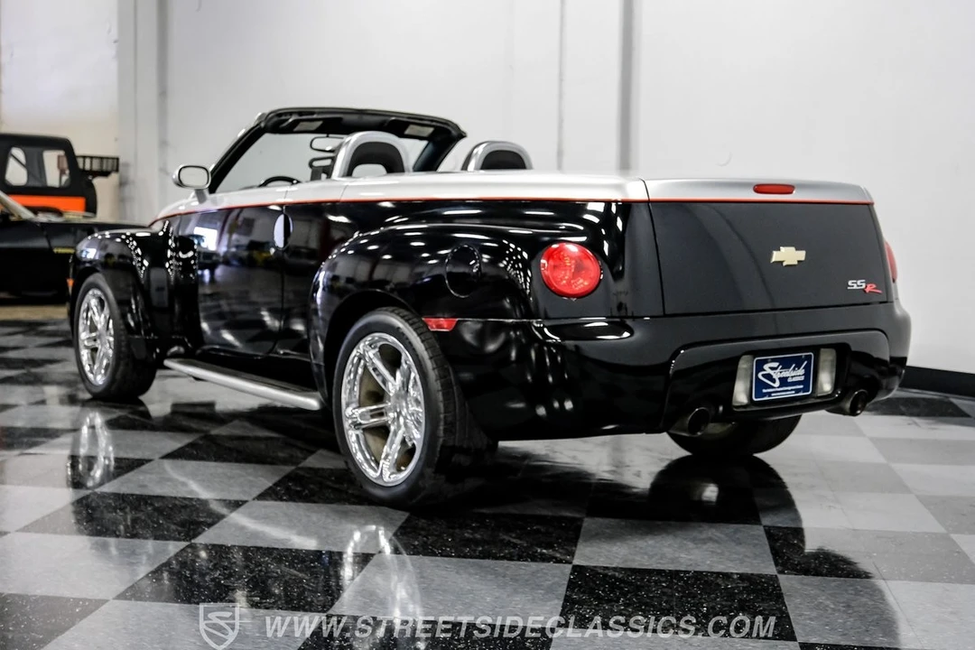 2005 Chevrolet SSR - Image 9 of 12
