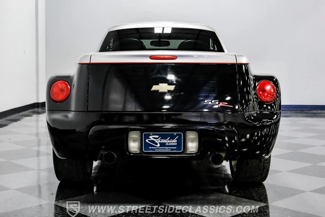 2005 Chevrolet SSR - Image 11 of 21