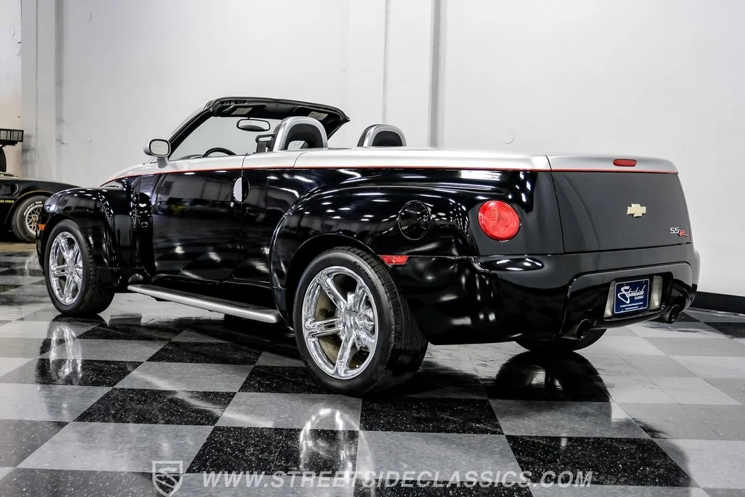 2005 Chevrolet SSR - Image 9 of 21