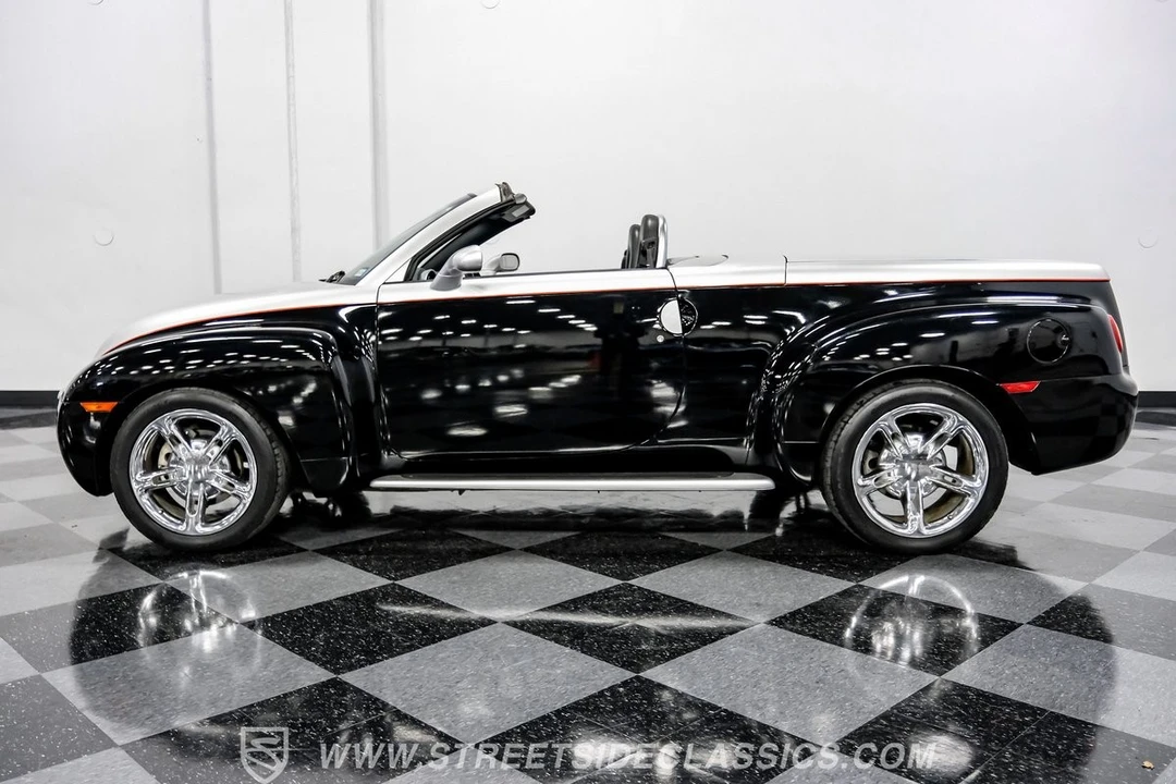 2005 Chevrolet SSR - Image 6 of 12