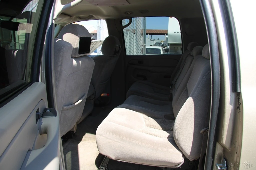 2005 Chevrolet Suburban 9th Gen - Image 20 of 21