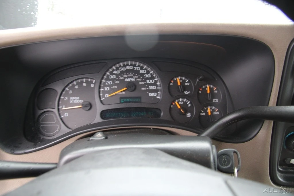 2005 Chevrolet Suburban 9th Gen - Image 14 of 21