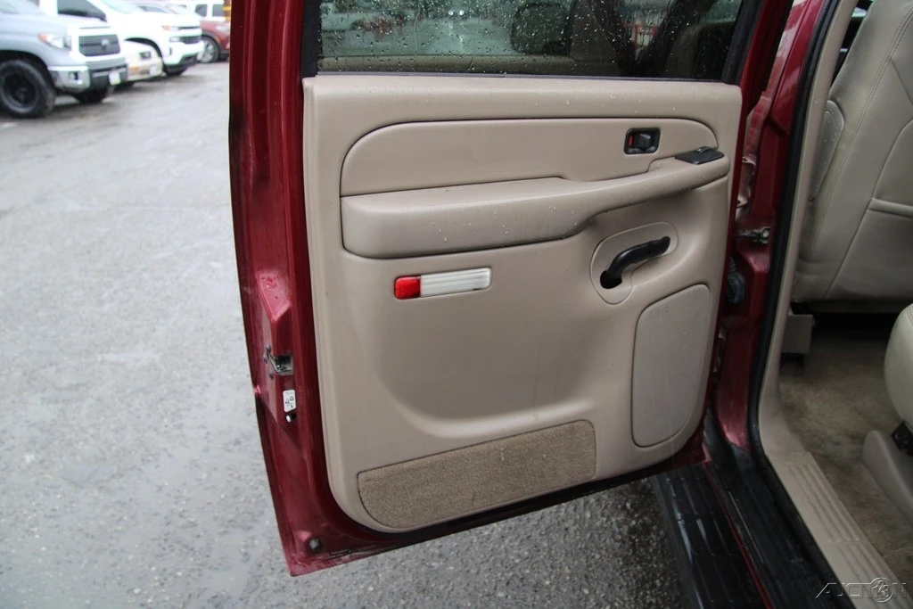 2005 Chevrolet Suburban 9th Gen - Image 17 of 21