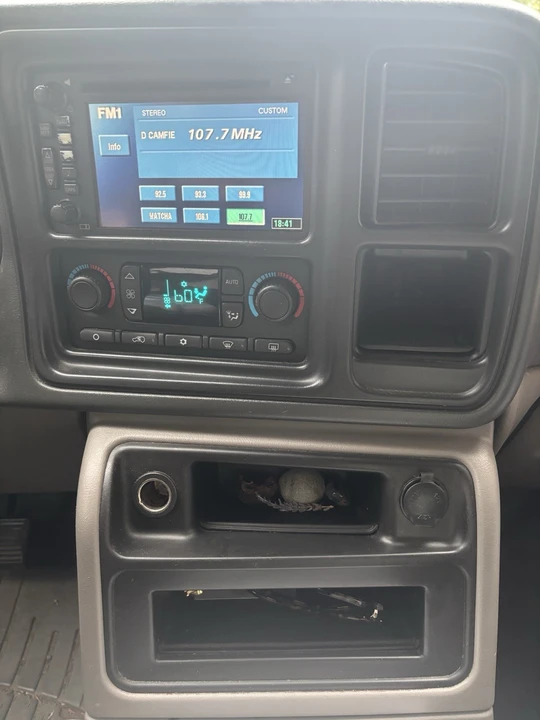 2005 Chevrolet Suburban 9th Gen - Image 13 of 16