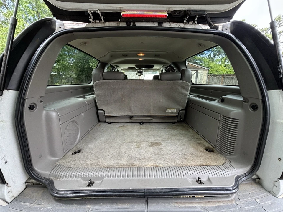 2005 Chevrolet Suburban 9th Gen - Image 10 of 16