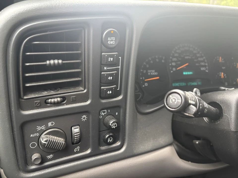 2005 Chevrolet Suburban 9th Gen - Image 14 of 16