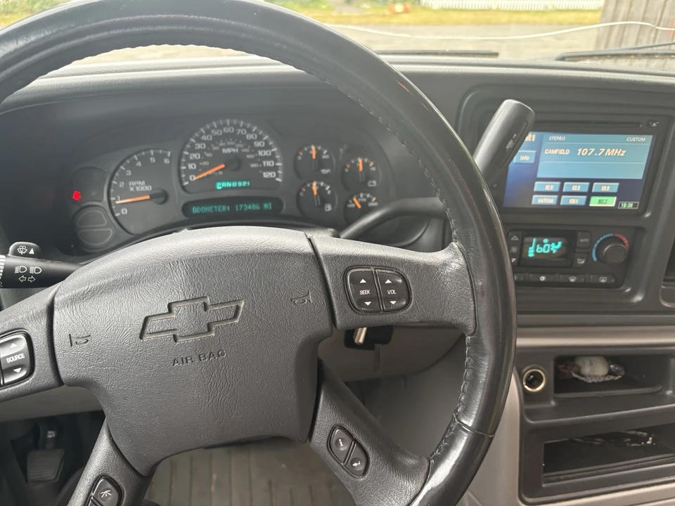 2005 Chevrolet Suburban 9th Gen - Image 11 of 16