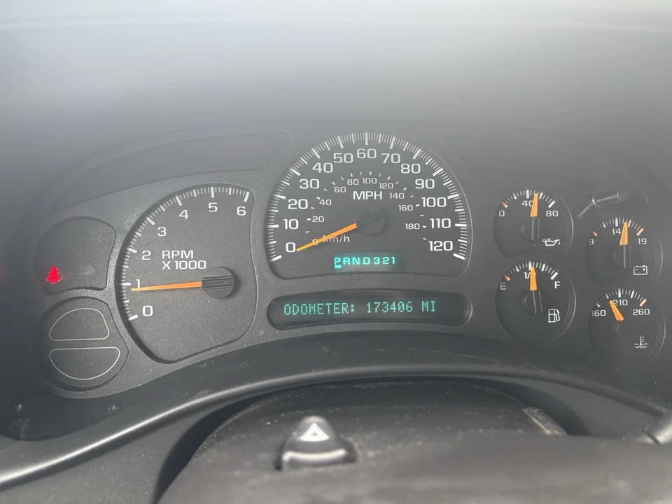 2005 Chevrolet Suburban 9th Gen - Image 12 of 16