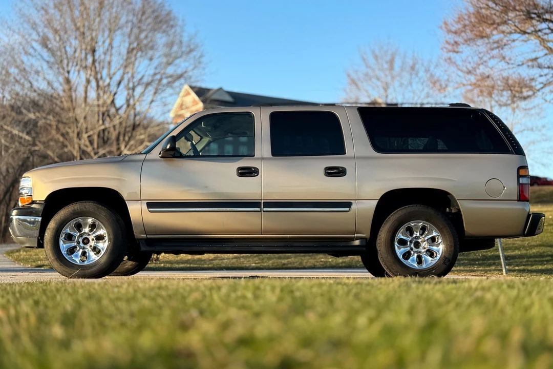 2005 Chevrolet Suburban 9th Gen - Image 3 of 7