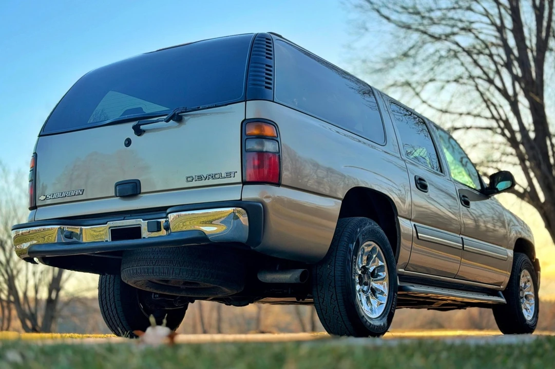 2005 Chevrolet Suburban 9th Gen - Image 2 of 7