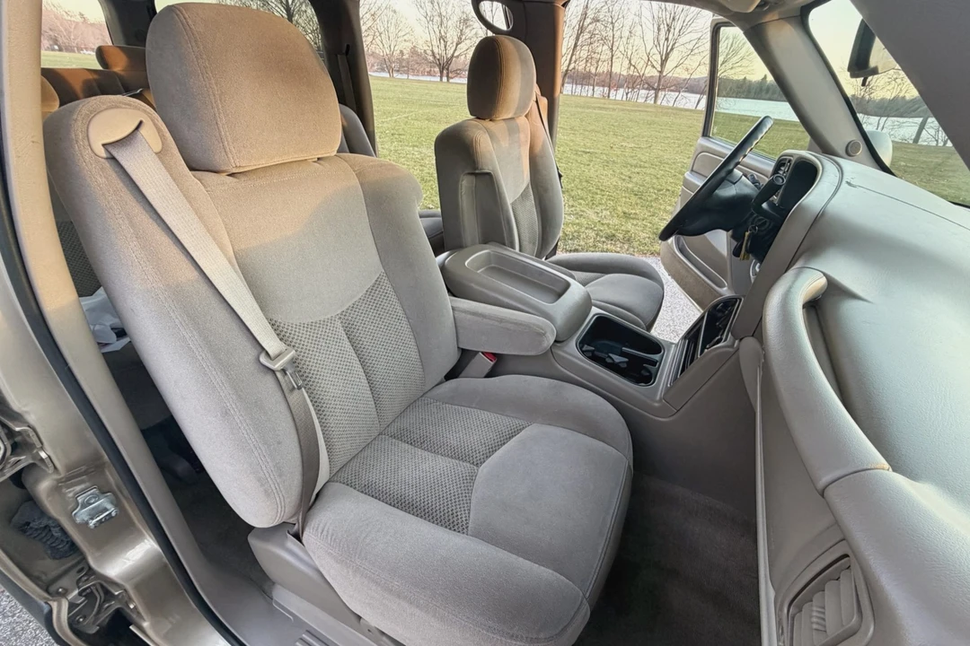 2005 Chevrolet Suburban 9th Gen - Image 4 of 7