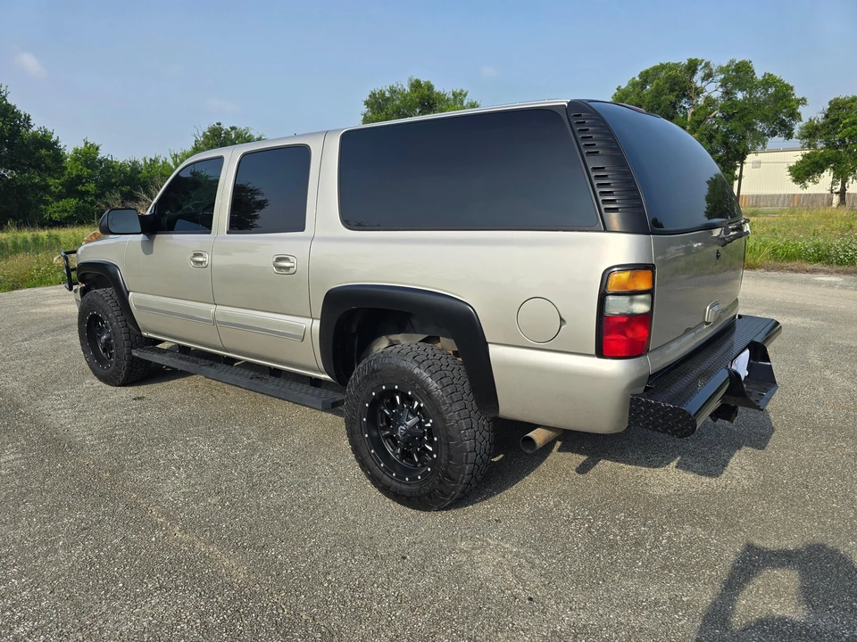 2005 Chevrolet Suburban 8th Gen - Image 11 of 31