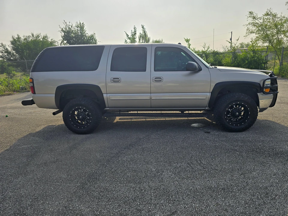 2005 Chevrolet Suburban 8th Gen - Image 23 of 31