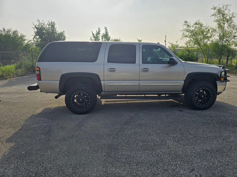 2005 Chevrolet Suburban 8th Gen - Image 21 of 31