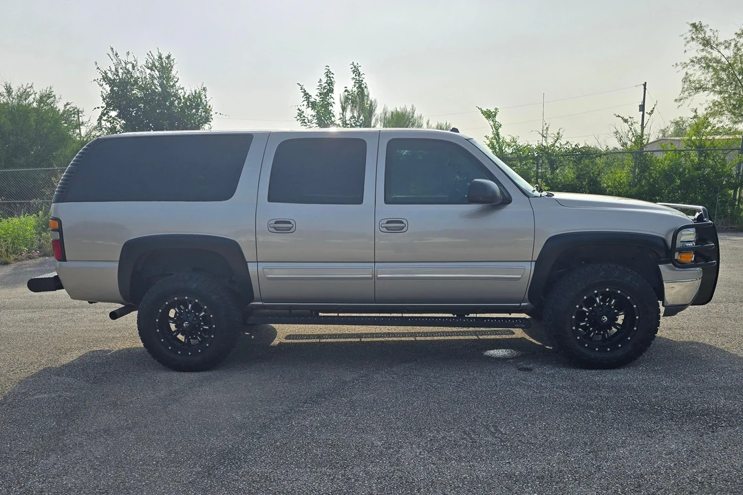 2005 Chevrolet Suburban 8th Gen - Image 3 of 31