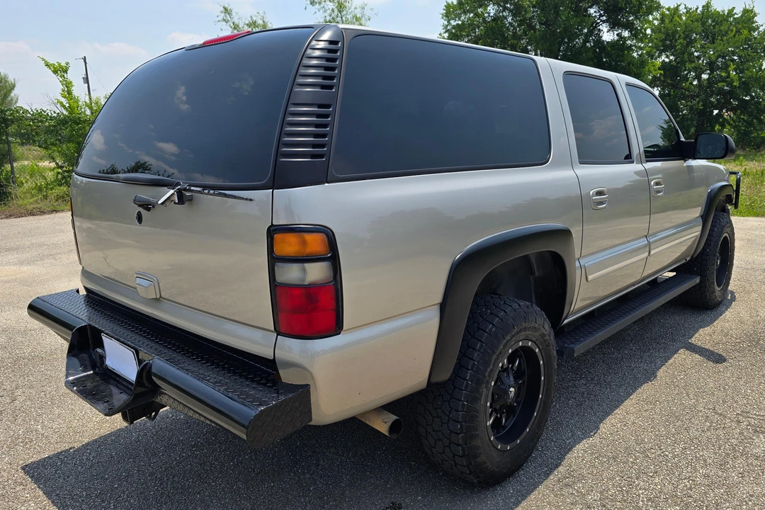 2005 Chevrolet Suburban 8th Gen - Image 4 of 31