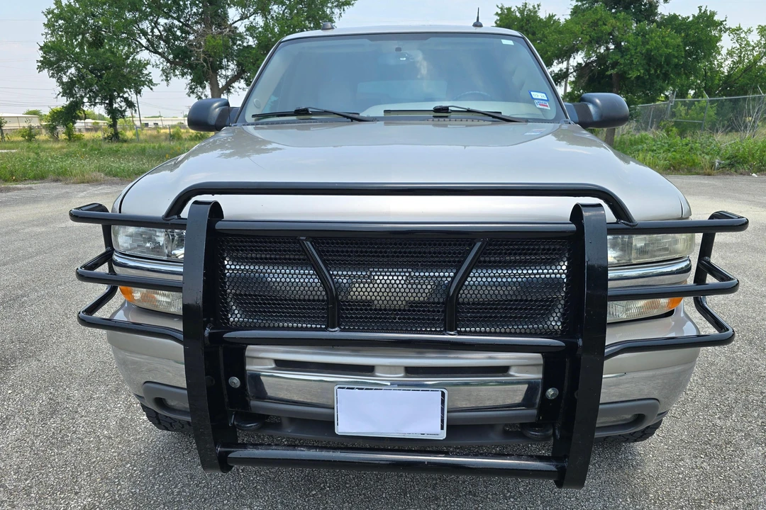 2005 Chevrolet Suburban 8th Gen - Image 2 of 31