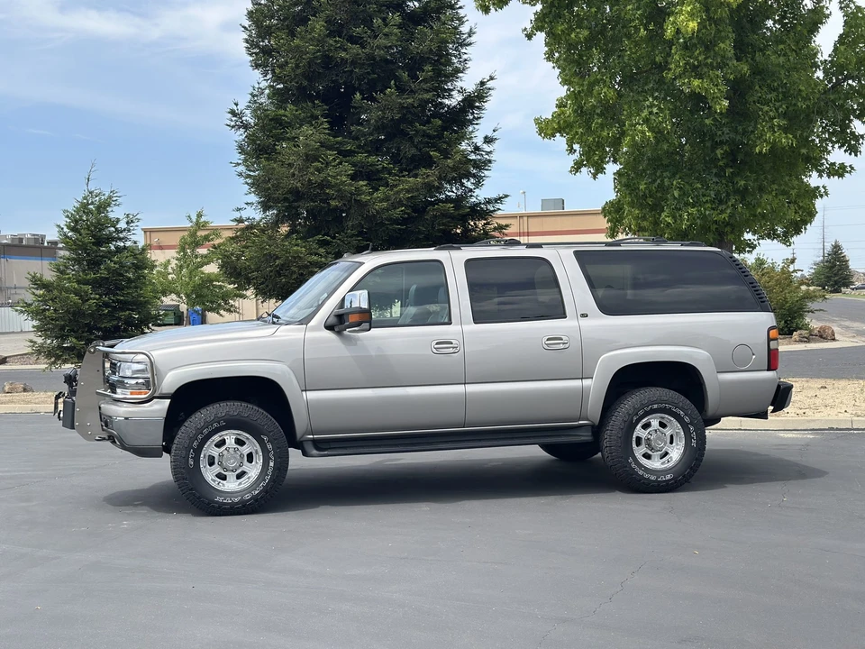 2005 Chevrolet Suburban 9th Gen - Image 10 of 31