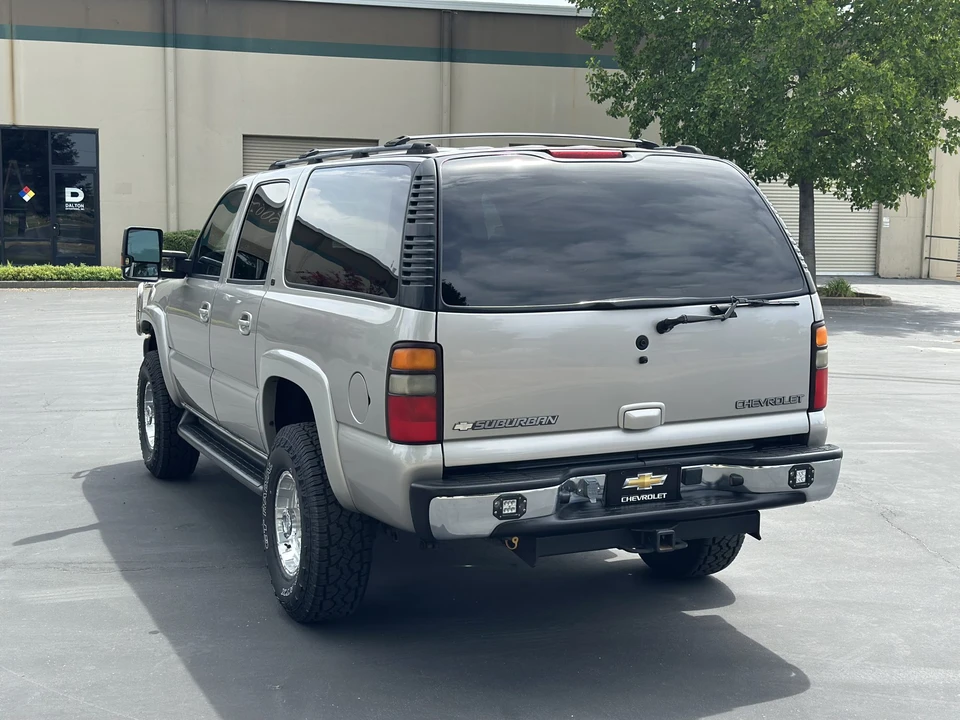 2005 Chevrolet Suburban 9th Gen - Image 16 of 31