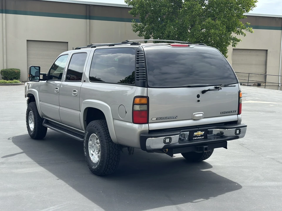 2005 Chevrolet Suburban 9th Gen - Image 15 of 31
