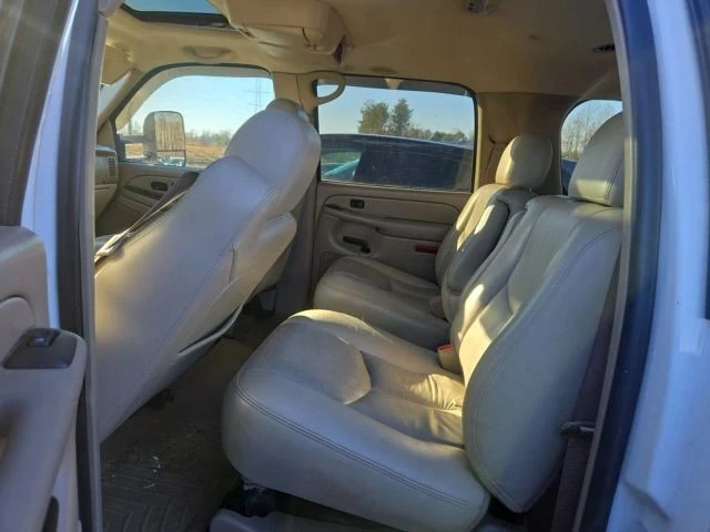 2005 Chevrolet Suburban 9th Gen - Image 10 of 11