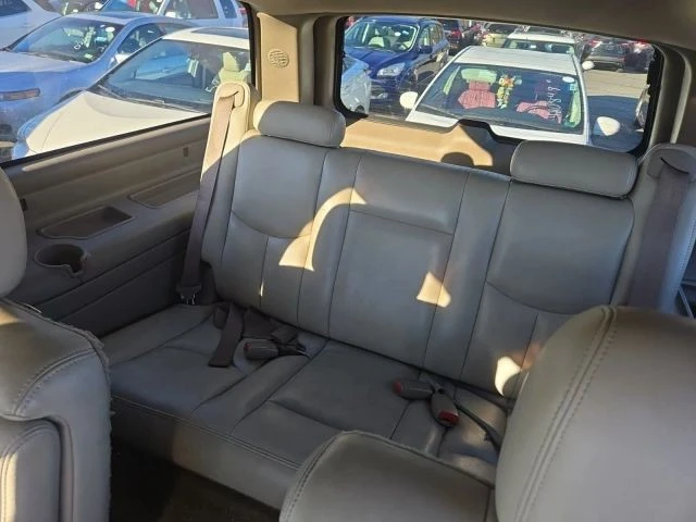 2005 Chevrolet Suburban 9th Gen - Image 9 of 11