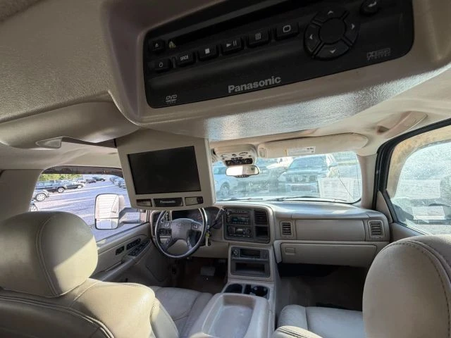 2005 Chevrolet Suburban 9th Gen - Image 9 of 15