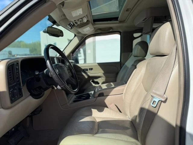 2005 Chevrolet Suburban 9th Gen - Image 12 of 15