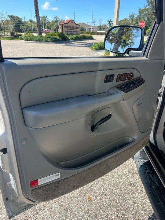 2005 Chevrolet Suburban 9th Gen - Image 14 of 20