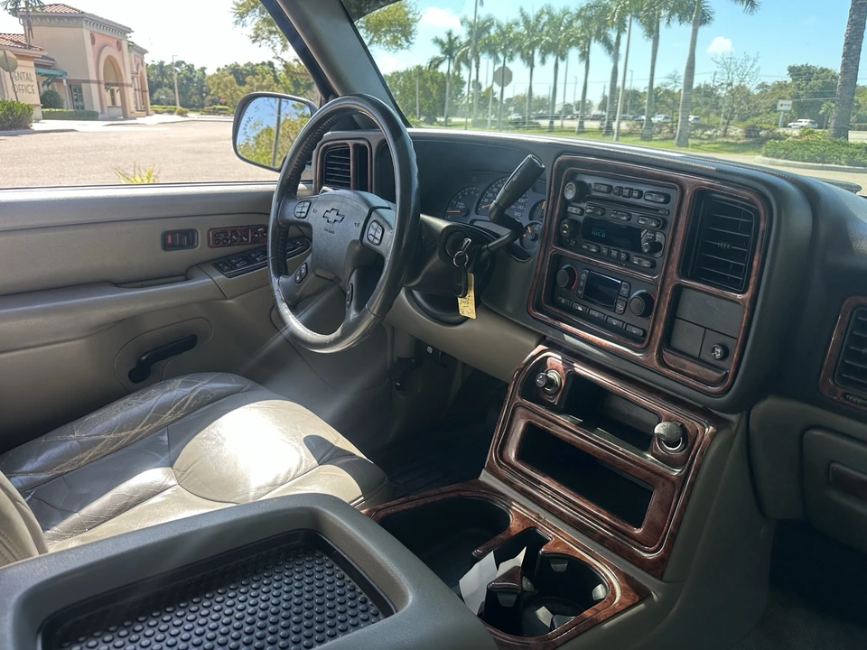 2005 Chevrolet Suburban 9th Gen - Image 11 of 20