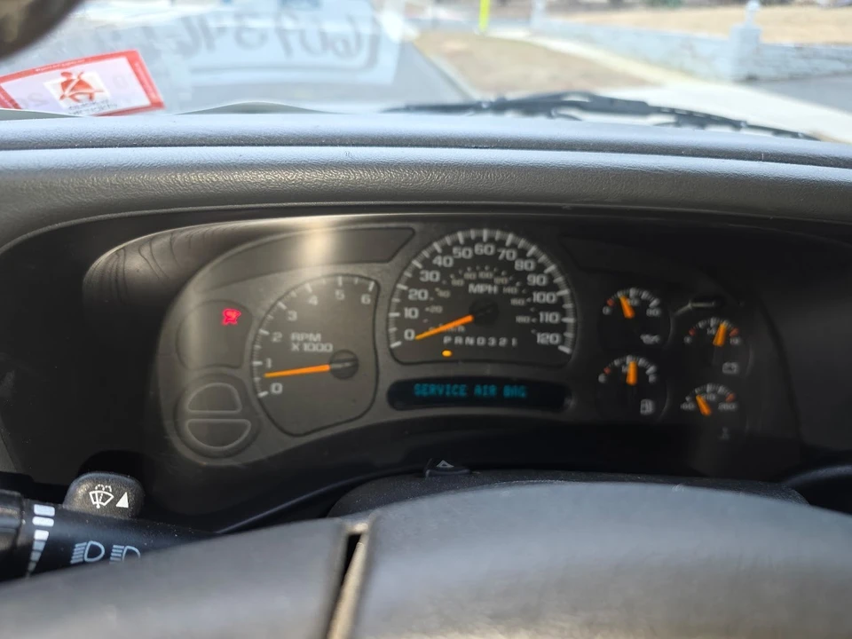 2005 Chevrolet Suburban 9th Gen - Image 2 of 16