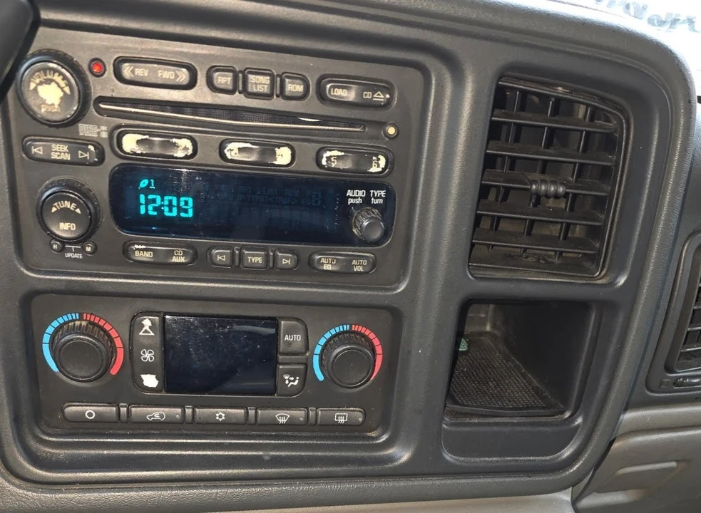2005 Chevrolet Suburban 9th Gen - Image 3 of 16