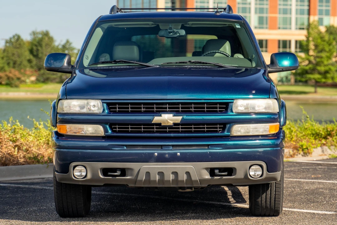 2005 Chevrolet Suburban 9th Gen - Image 2 of 31