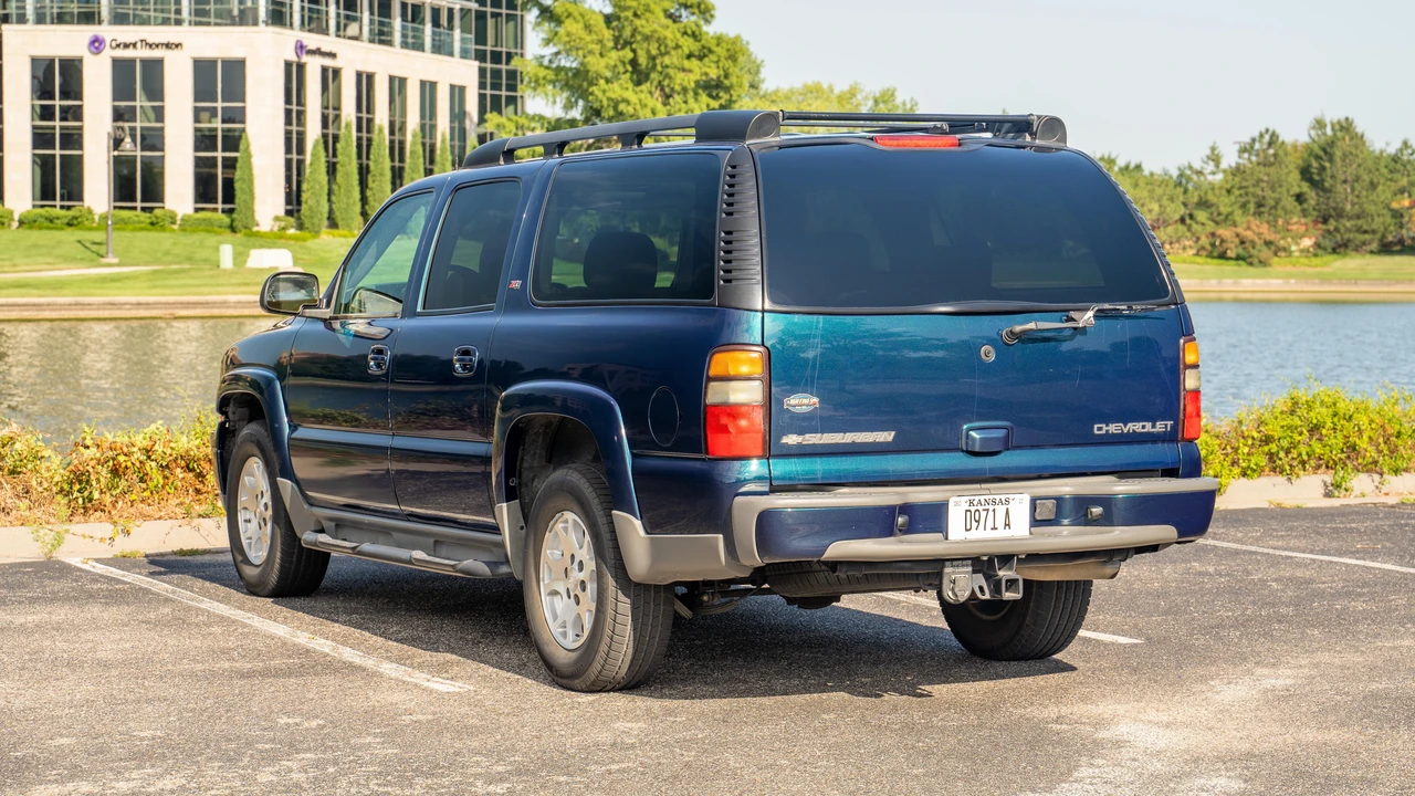 2005 Chevrolet Suburban 9th Gen - Image 10 of 31
