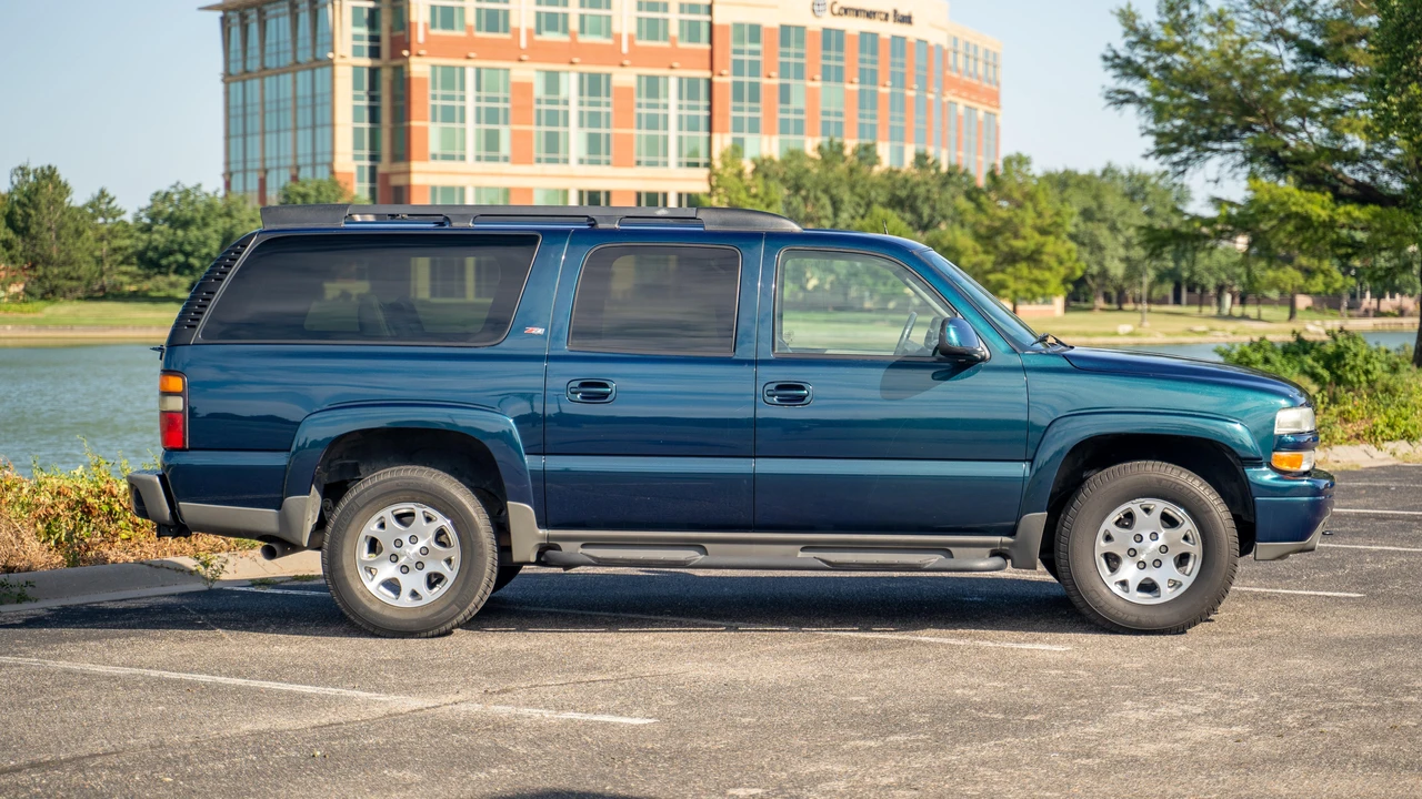 2005 Chevrolet Suburban 9th Gen - Image 16 of 31