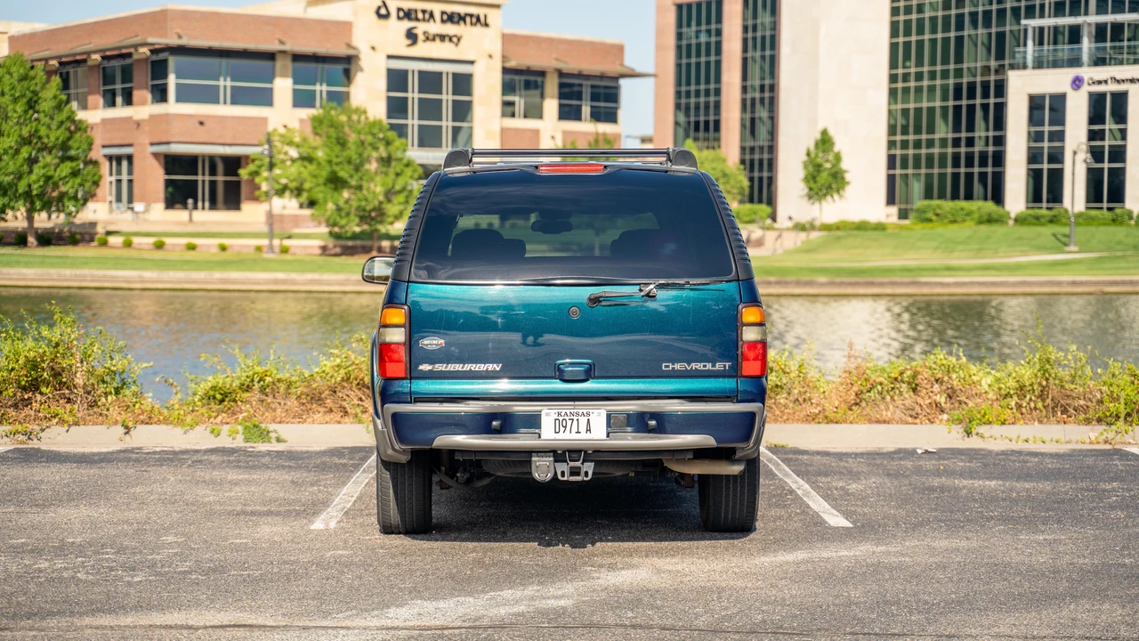 2005 Chevrolet Suburban 9th Gen - Image 12 of 31