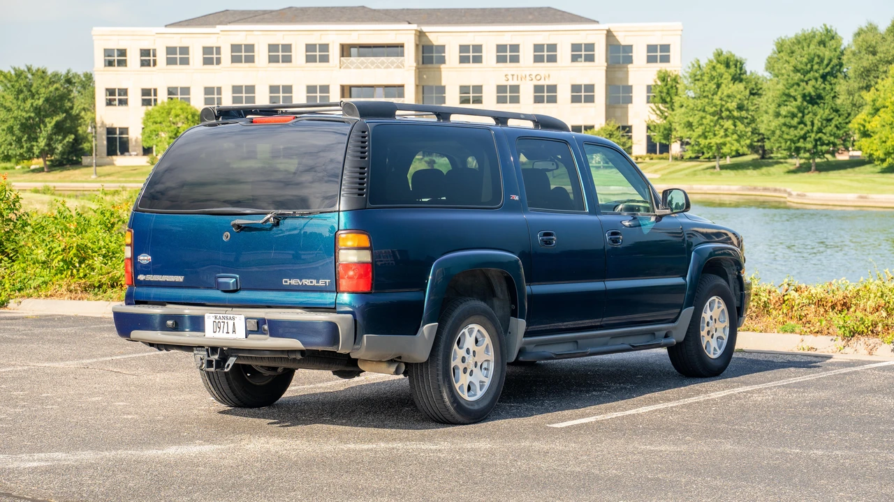 2005 Chevrolet Suburban 9th Gen - Image 14 of 31