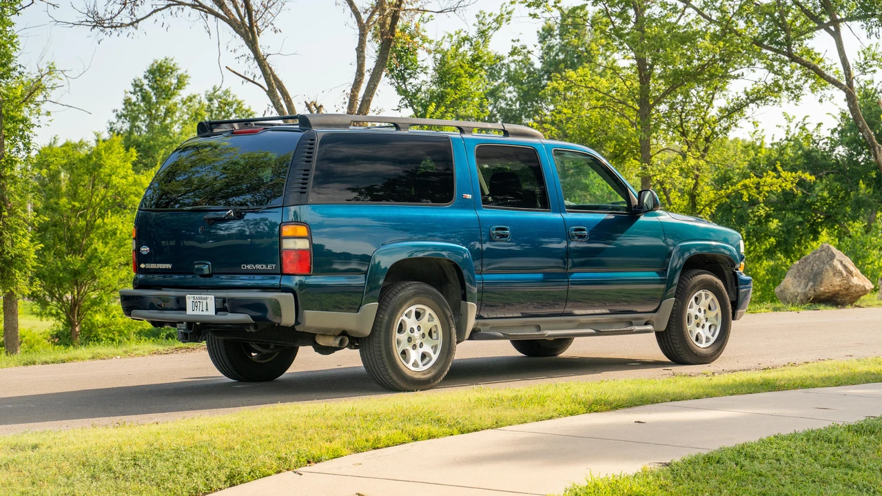 2005 Chevrolet Suburban 9th Gen - Image 15 of 31