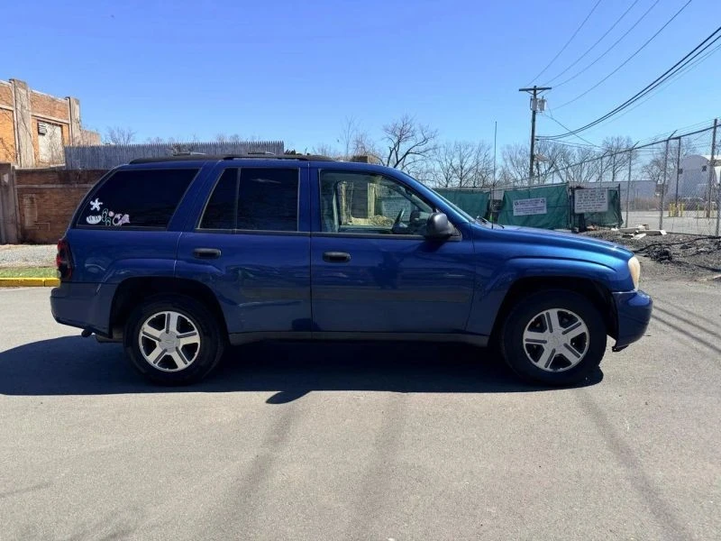 2005 Chevrolet Trailblazer - Image 2 of 12