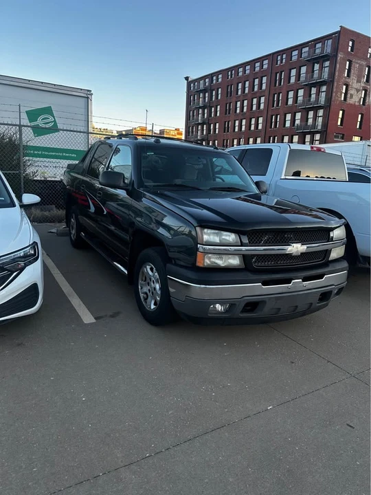 2005 Chevrolet Avalanche - Image 2 of 7