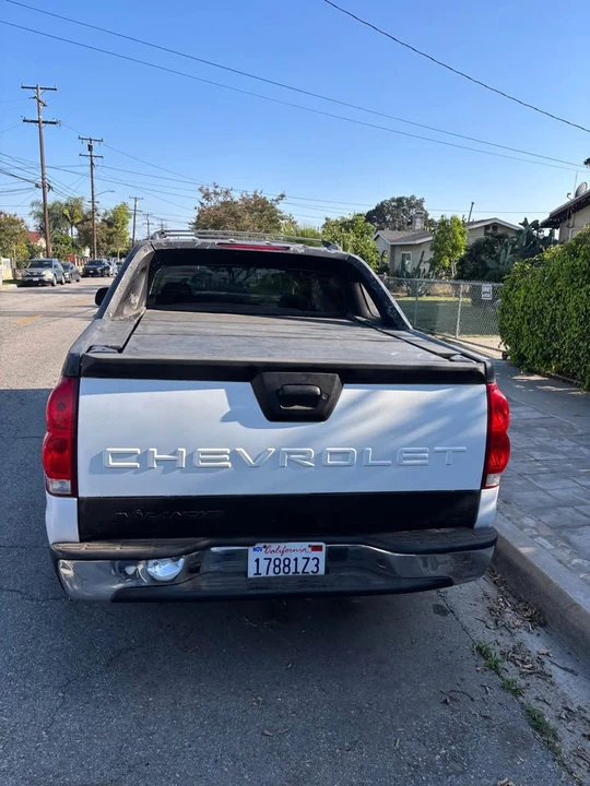 2005 Chevrolet Avalanche - Image 2 of 19