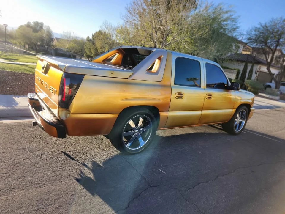 2005 Chevrolet Avalanche - Image 5 of 10