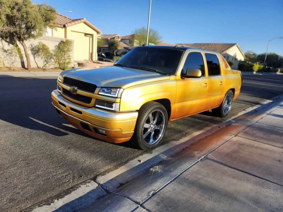 2005 Chevrolet Avalanche - Image 2 of 10