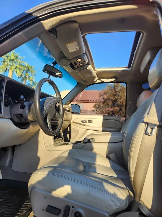 2005 Chevrolet Avalanche - Image 6 of 10