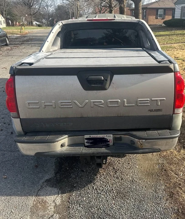 2005 Chevrolet Avalanche - Image 2 of 9