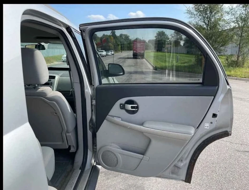 2005 Chevrolet Equinox - Image 16 of 18