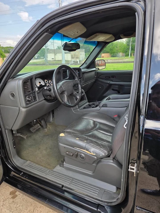 2005 Chevrolet SS - Image 2 of 3